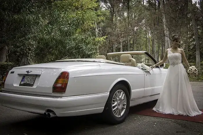 Interior lujoso del Bentley Azure 1999 blanco