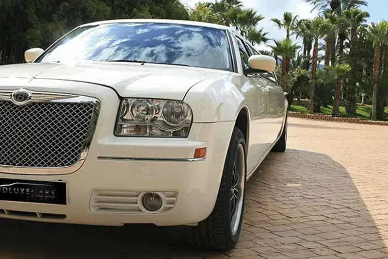 Limusina Chrysler blanca para bodas en Alicante