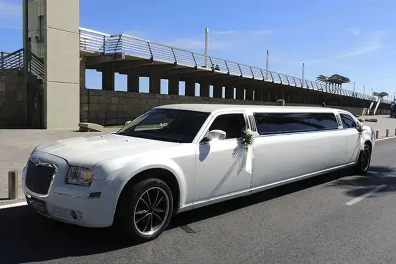 Limusina Chrysler blanca para bodas y eventos en Alicante Valencia y Gandía