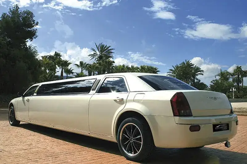 Limusina Chrysler blanca para celebraciones