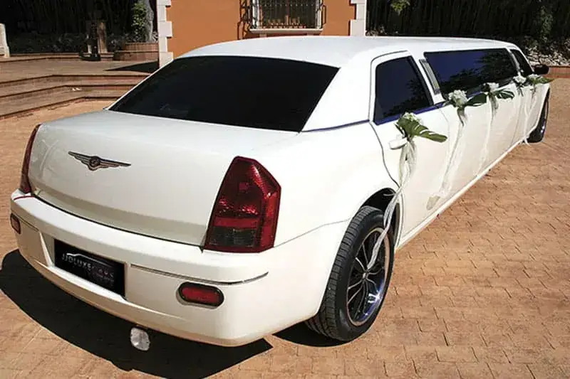 Limusina Chrysler blanca para bodas en Villajoyosa