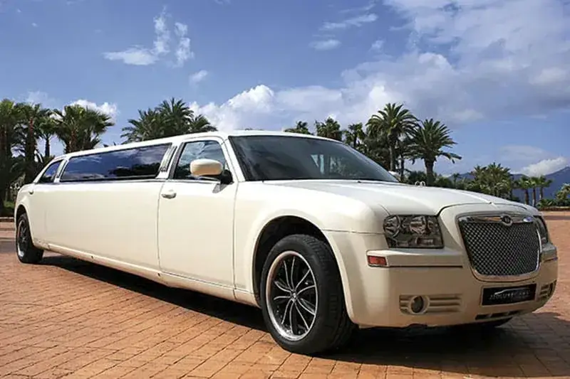 Limusina Chrysler blanca para celebraciones en Xeraco