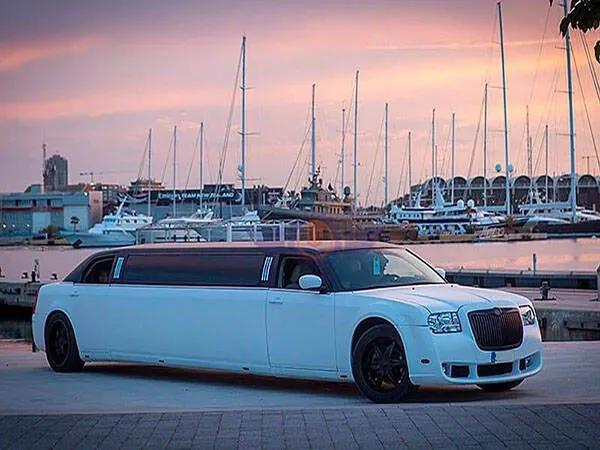 Limusina Chrysler blanca 8 plazas para bodas y eventos en Valencia