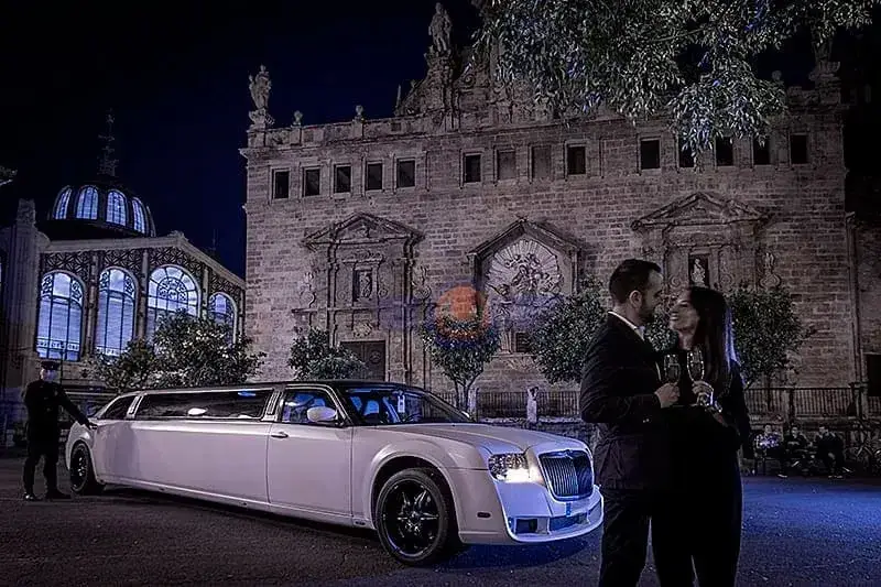 Limusina Chrysler Phantom blanca de 8 plazas para bodas en Valencia