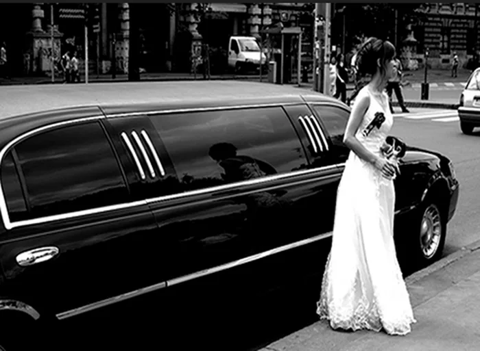 Boda en Gandía con limusina negra
