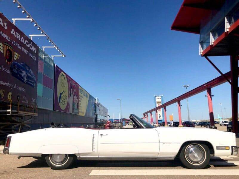 Cadillac clásico descapotable para bodas