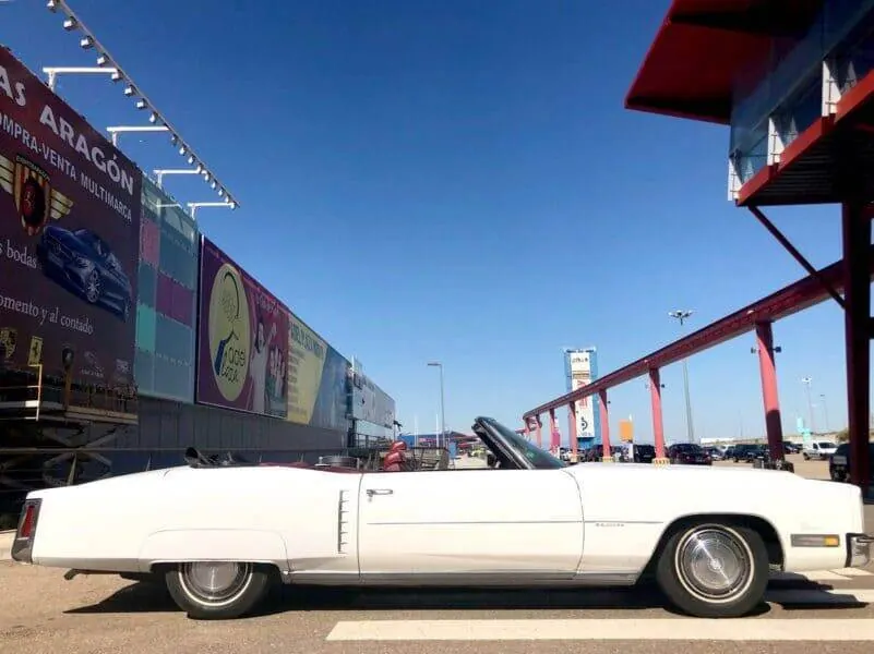 Cadillac clásico descapotable para bodas