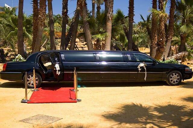 Limusina Lincoln negra para bodas en Valencia
