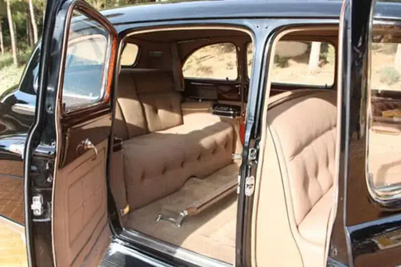 Cadillac DeVille Sedán negro para bodas elegantes