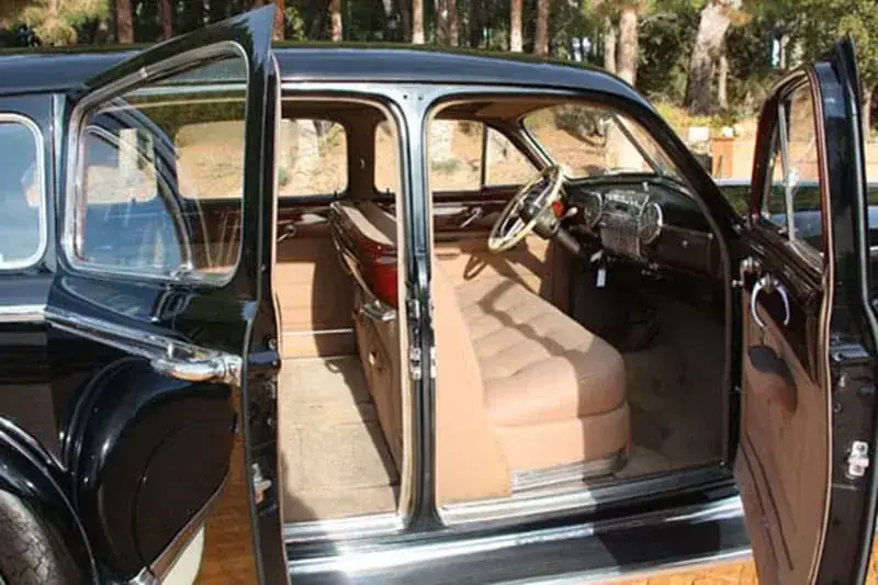 Cadillac DeVille Sedán negro clásico para bodas