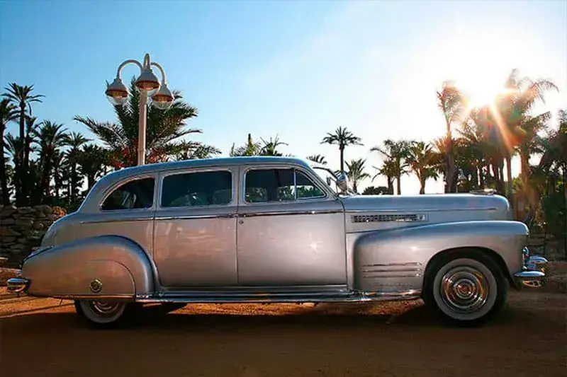 Cadillac DeVille Sedán 1949 plata para bodas en Valencia