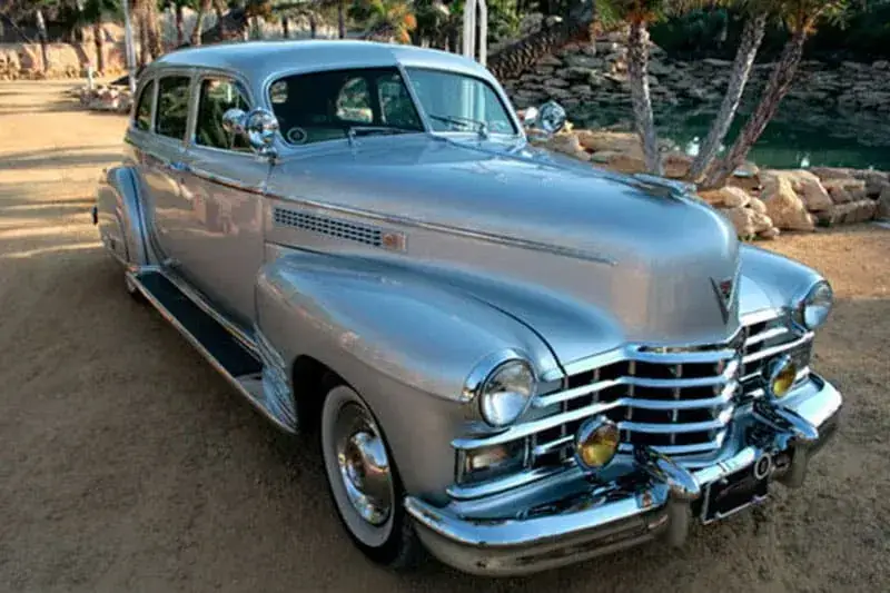Cadillac DeVille plata para bodas de lujo en Castellón