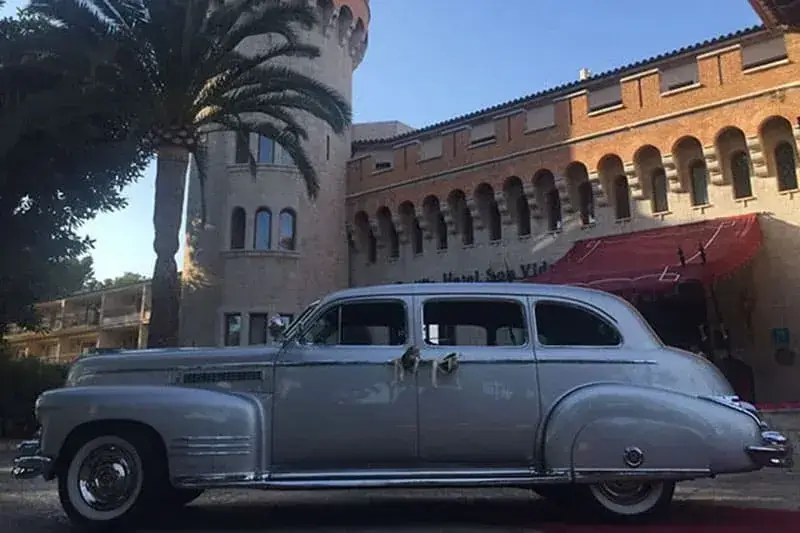 Cadillac DeVille plata para bodas clásicas