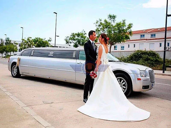 Limusina Chrysler plata 8 plazas para eventos y bodas en Valencia