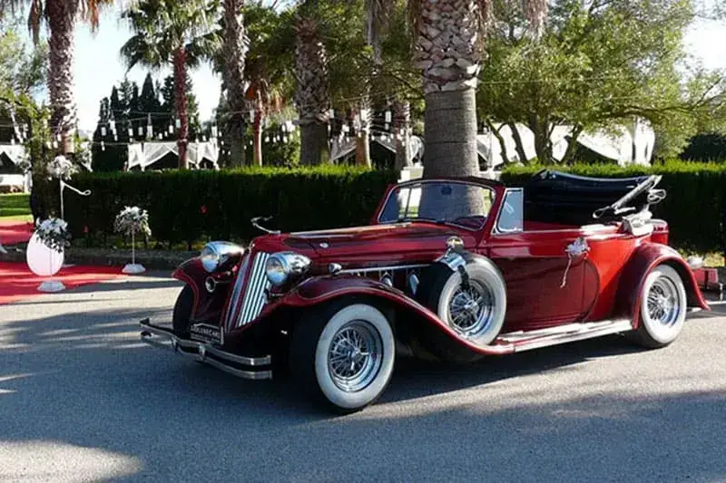 Duesenberg clásico rojo para eventos especiales