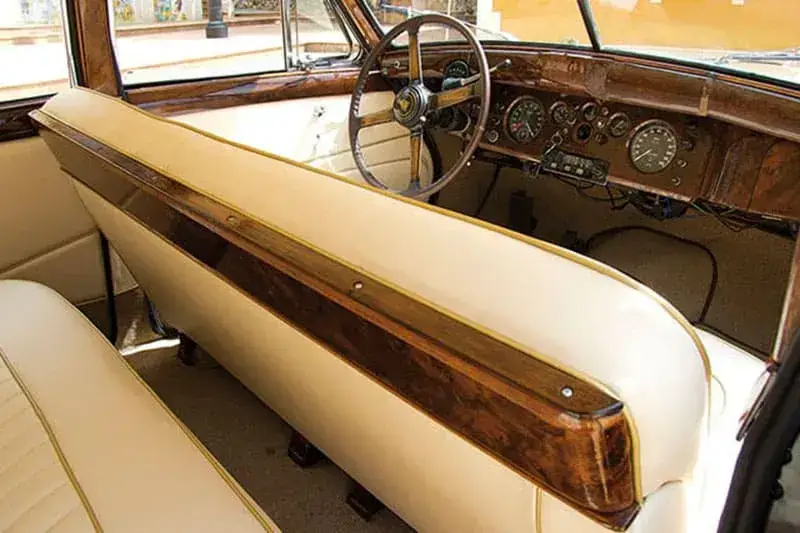 Jaguar clásico dorado para bodas