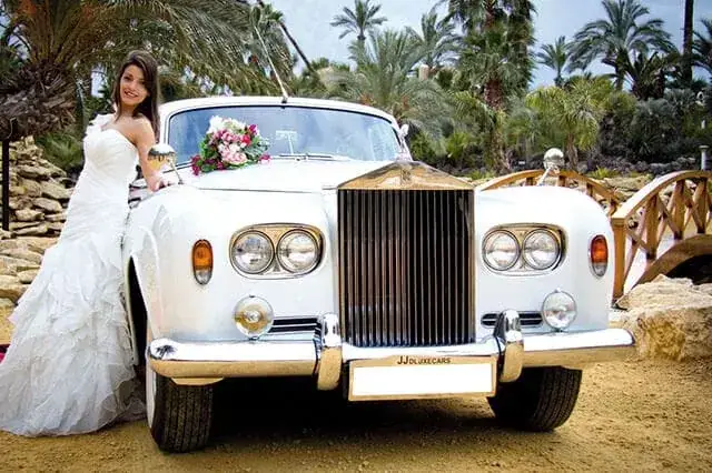 Interior del Rolls Royce blanco Silver Cloud 1964 con acabados clásicos