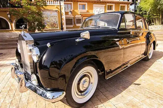 Interior del Rolls Royce negro Silver Cloud 1961 ideal para bodas