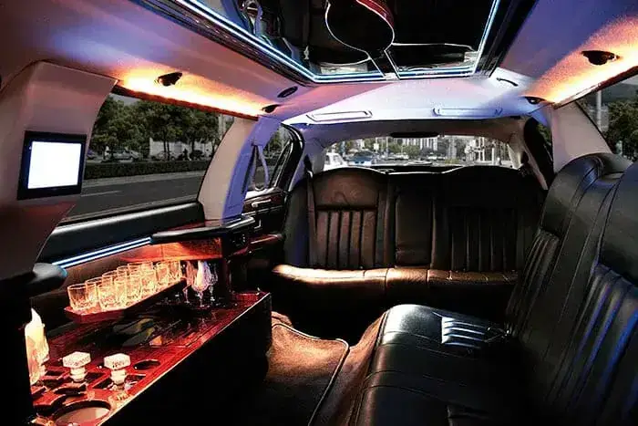 Interior de la limusina Lincoln negra