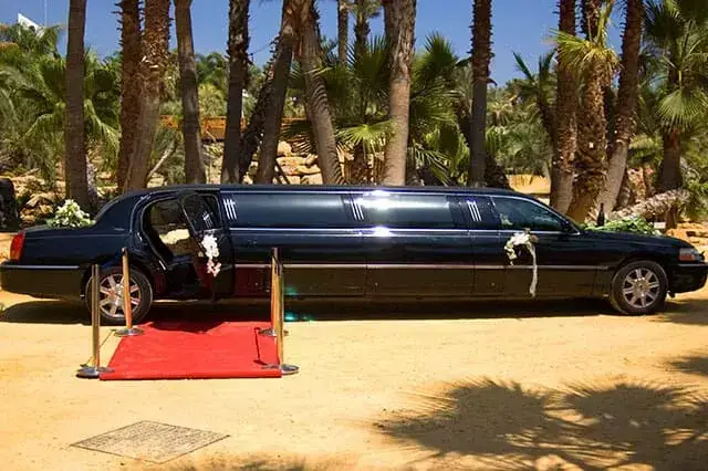 Limusina Lincoln Negra 9 plazas para bodas y eventos en Valencia Alicante y Castellón