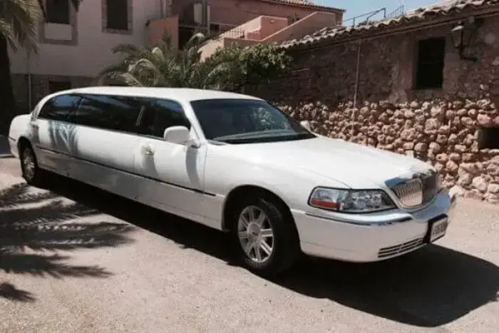 Limusina Blanca Lincoln Town Car para bodas y eventos en Alicante