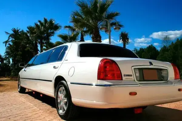 Limusina Lincoln blanca de lujo para eventos especiales