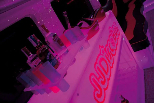 Barra iluminada del Discobús con botellas y vasos
