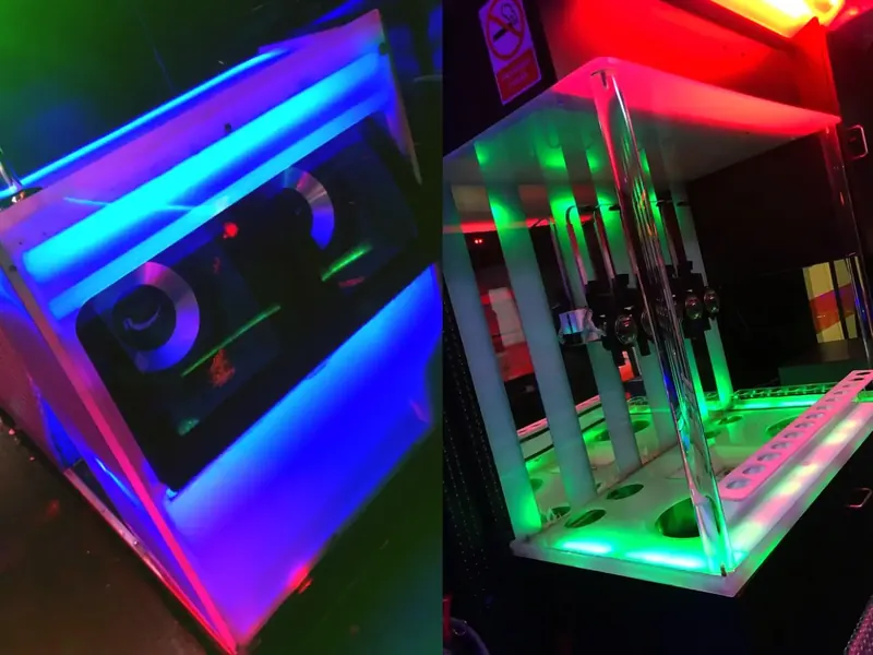 Barra iluminada del Partybús de 50 plazas con grifos y portavasos