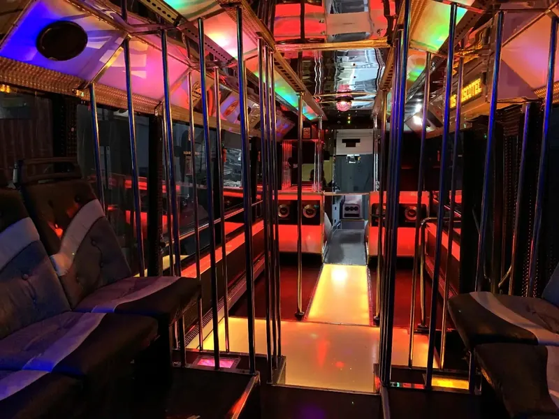 Interior del Partybús de 50 plazas con suelo iluminado, barras de baile y asientos
