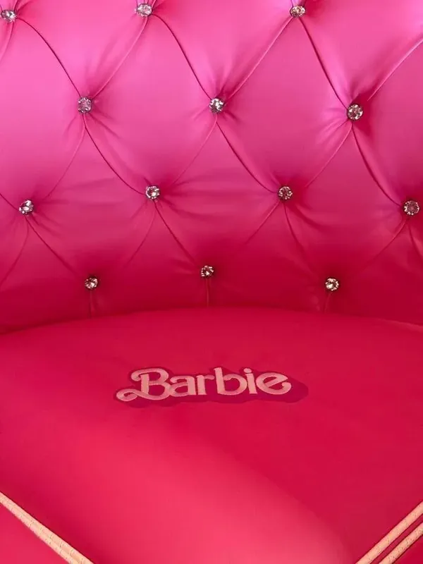 Alquilar limusina rosa Barbie en Castellón con chófer