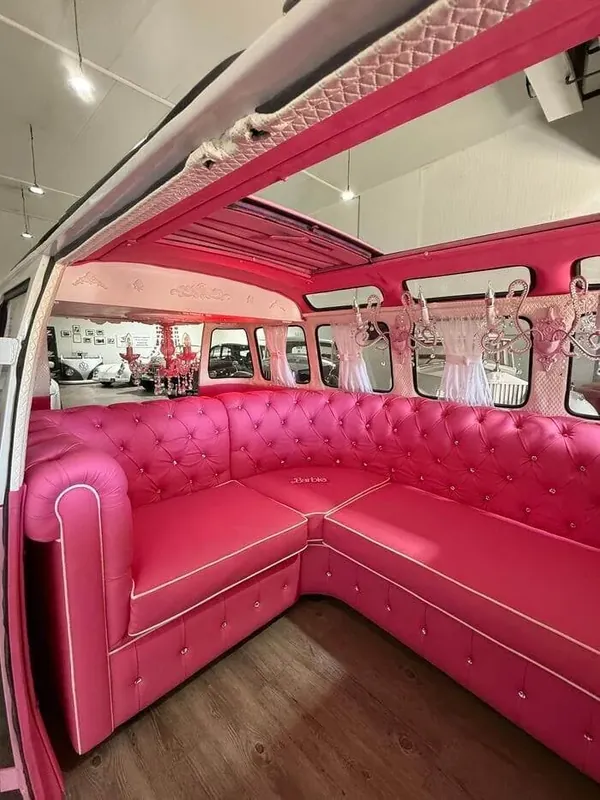 Limusina rosa Barbie 6 plazas en Castellón para eventos especiales