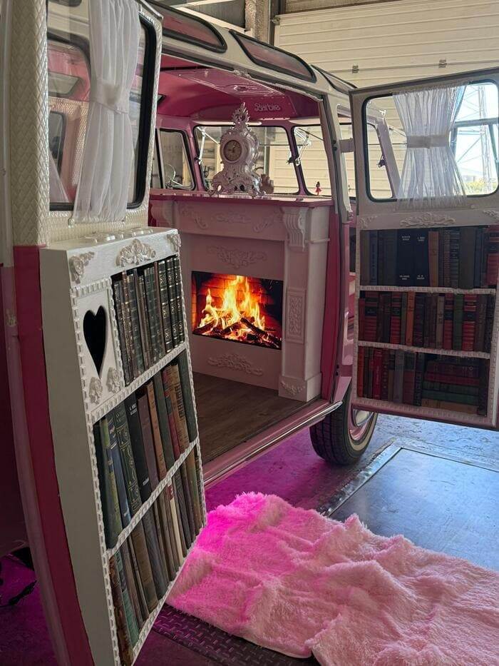 Limusina rosa Barbie para despedidas y fiestas en Valencia