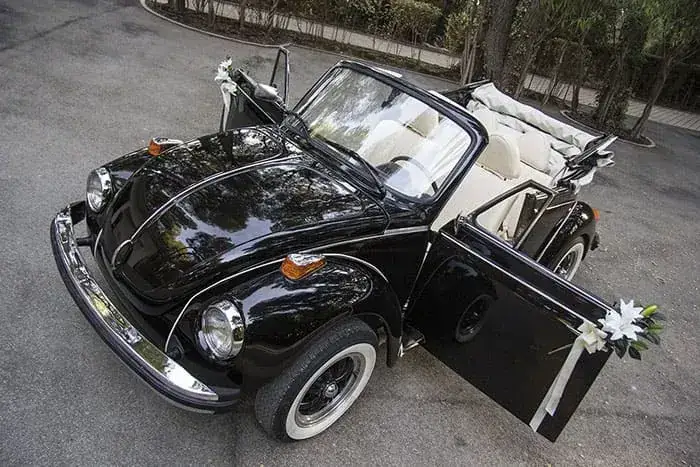 Interior del Volkswagen Beetle descapotable clásico para bodas en Valencia