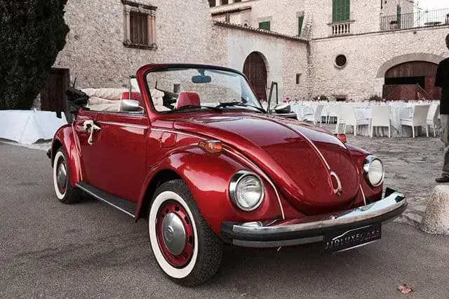 Volkswagen Beetle rojo descapotable 1976 para bodas y eventos en Alicante
