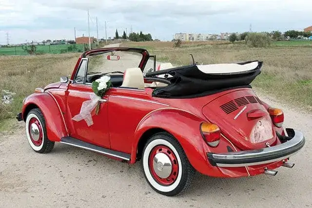 Interior del Volkswagen Beetle rojo descapotable 1976 para bodas y eventos en Alicante