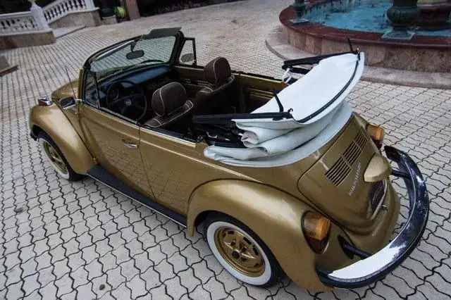 Volkswagen Beetle dorado descapotable 1979 para bodas y eventos en Alicante