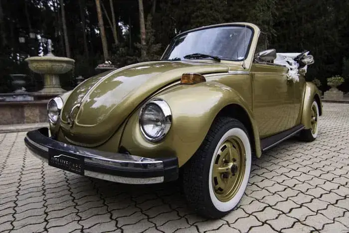 Volkswagen Beetle dorado clásico descapotable para bodas en Alicante